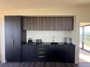 Η κουζίνα ή μικρή κουζίνα στο Golden Ridge Retreat +17 φωτογραφίες