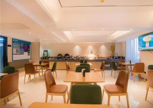 un restaurant avec des tables, des chaises et un comptoir dans l'établissement City Comfort Inn Liuzhou Wuxing Walking Street Zhonghuan Tower, à Liuzhou