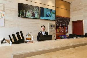 Členové personálu v ubytování City Comfort Inn Lichuan Railway Station Jimi Home