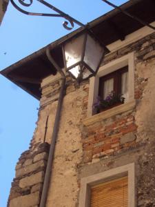 Facaden eller indgangen til All'Ombra dell'Antica Pietra