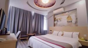 une chambre d'hôtel avec un lit et un tableau sur le mur dans l'établissement Thank Inn Hotel Sichuan Zigong Ziliujing District Wuxing Street, à Zigong