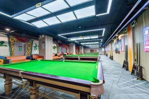 - une rangée de billards dans une salle de billard dans l'établissement James Joyce Coffetel Tianjin Railway Station, à Tianjin