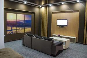 TV i/ili multimedijalni sistem u objektu Paradise Hotel