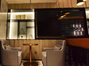 Televiisor ja/või meelelahutuskeskus majutusasutuses Echarm Hotel Kunming High-speed Railway South Station Chunrong Street Metro Station