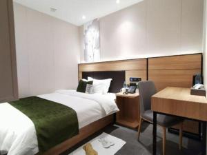 Voodi või voodid majutusasutuse Green Tree Inn Express Shanghai Bund Yuyuan Xiaonanmen Metro Station toas +187 fotot