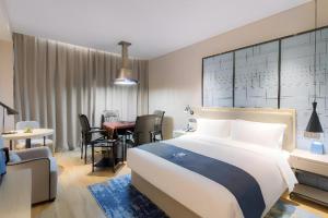 Ένα ή περισσότερα κρεβάτια σε δωμάτιο στο Echarm Hotel Changsha Yuelu Mountain West Bus Station Metro Station +192 φωτογραφίες