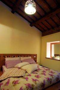 オルヴィエートにあるFeronia - Le Dimore di Borgo Tessileのベッドルーム(ベッド1台、照明付)