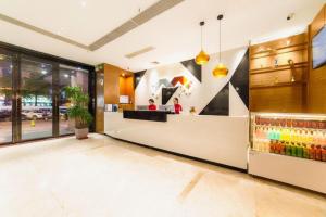 a lobby of a restaurant with a bar at Borrman Hotel Zhongshan Henglan Xiyong in Changzhou