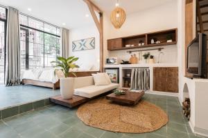 Μια τηλεόραση ή/και κέντρο ψυχαγωγίας στο The Velvet Sky Hanoi-Contemporary Apartment with Big Balcony-Coffee 24-7