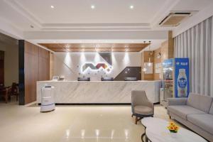 eine Lobby mit Rezeption in einem Gebäude in der Unterkunft Borrman Hotel Fangchenggang Cross-sea Bridge in Gongche