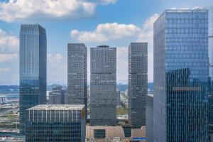 un groupe de grands immeubles dans une ville dans l'établissement GreenTree Eastern Hotel Nanning Wuxiang Hangyang City, à Nanning