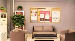 un salon avec un canapé et une table dans l'établissement Shell Hotel Jiangsu Taizhou Hailing District Taizhou Avenue, à Sixiang