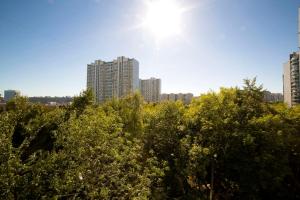 モスクワにあるFortEstate Apartment Vorontsovskiy Parkの高層建築物が並ぶ街並み