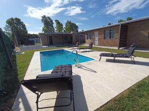 San LuisComplejo San Luis的游泳池旁设有2把躺椅