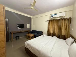 Una televisión o centro de entretenimiento en The Grand Serenity Hotel