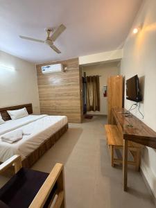 Una cama o camas en una habitación de The Grand Serenity Hotel