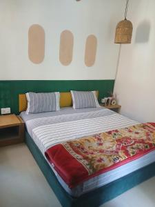 Ένα ή περισσότερα κρεβάτια σε δωμάτιο στο Meenakshi Home Stay