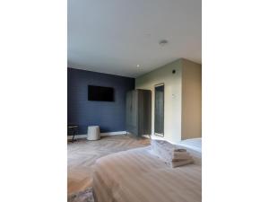 Ένα ή περισσότερα κρεβάτια σε δωμάτιο στο Modern villa in De Cocksdorp near the beach