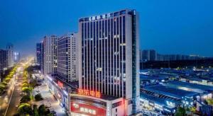 - une vue sur un grand bâtiment de la ville la nuit dans l'établissement Lavande Hotel Bengbu Wanda Nanxiang Plaza, à Bengbu