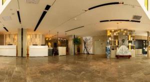 une grande chambre avec une grande chambre avec une grande pièce non intentionnelle dans l'établissement Echarm Hotel Hengshui 2nd High School High-speed Railway Station, à Hengshui