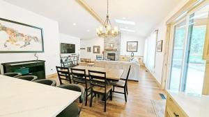 TV a/nebo společenská místnost v ubytování 56593 Celestial Dr home