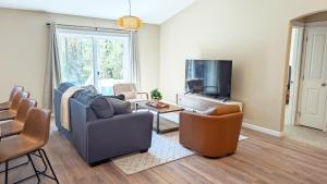 TV a/nebo společenská místnost v ubytování 55962 Wood Duck Dr home