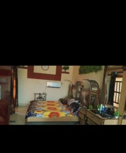 费萨拉巴德CoupleStays的一间卧室配有床、镜子和水槽