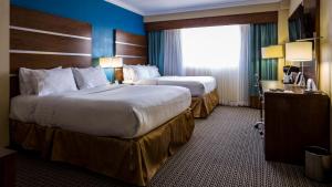 En eller flere senge i et værelse på Holiday Inn Houston Downtown, an IHG Hotel