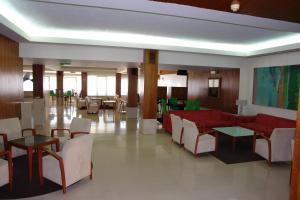 a waiting room with red and white chairs and tables at Hotel Eurosol Leiria & Jardim in Leiria
