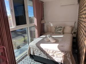 1 cama con 2 almohadas en una habitación con ventana en Mains Rd 超大4人带厨房卫浴办公 M1, en Brisbane 36 fotos más