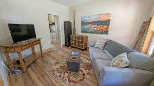 TV a/nebo společenská místnost v ubytování Aspen Place home