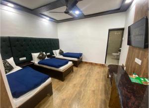 TV a/nebo společenská místnost v ubytování Naini Lake Stays + 35 fotografií