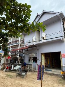 Kaôh KonにあるGolden Snake M'pai Bayの上にバルコニーがある白い建物