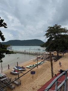 Kaôh KonにあるGolden Snake M'pai Bayの桟橋と水中の人々のいる海岸 +7枚の写真