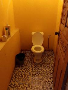 Kaôh KonにあるGolden Snake M'pai Bayのタイルフロアの小さなバスルーム(トイレ付)