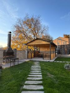un cenador con un banco en un patio en Bank Hotel, en Yeghegnadzor