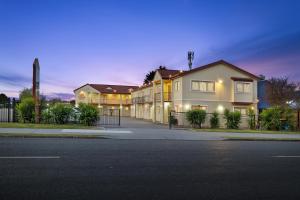 a row of houses on a street at night at New Castle Motor Lodge in Rotorua