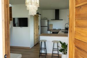 een keuken met een aanrecht en twee barkrukken bij Baan Lek Pai in Pai