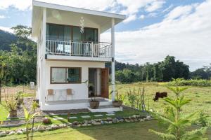een huis midden in een veld bij Baan Lek Pai in Pai