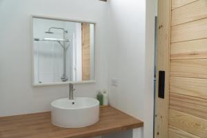 een badkamer met een witte wastafel en een spiegel bij Baan Lek Pai in Pai +29 foto's