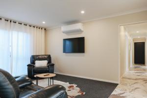 Televiisor ja/või meelelahutuskeskus majutusasutuses Heavenly Tekapo