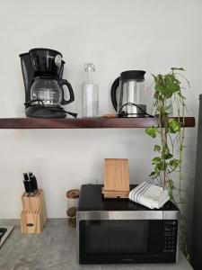 un forno a microonde seduto su un bancone in cucina di Tayau Bungalows a Lo de Marcos