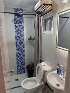 un piccolo bagno con un water e un lavandino di Mizteesaah's Stay a Mabalacat