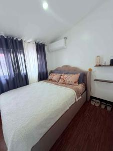 una camera da letto con un letto grande in una stanza di Mizteesaah's Stay a Mabalacat