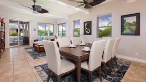 Un lugar para sentarse en SEASHELL VILLA Lovely 3BR Kulalani Home with Private Beach Club Bikes