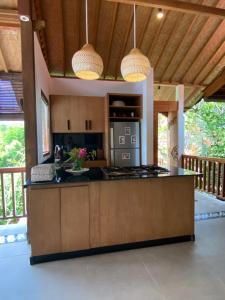 Η κουζίνα ή μικρή κουζίνα στο Bali Marina Villa's