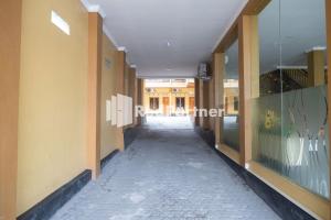 an empty hallway of a building with a hallway at Wisma Handayani Syariah RedPartner near RSUD Wonosari in Yogyakarta