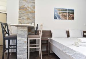 um quarto com uma cama, uma mesa e cadeiras em Lux Čanj em Čanj