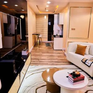 un soggiorno con un divano e un tavolo di Purple Lavender Court a Ikoyi