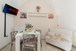 格罗塔列Appartment View Freewifi Netflix的客厅里有一张白色的桌子和一张沙发